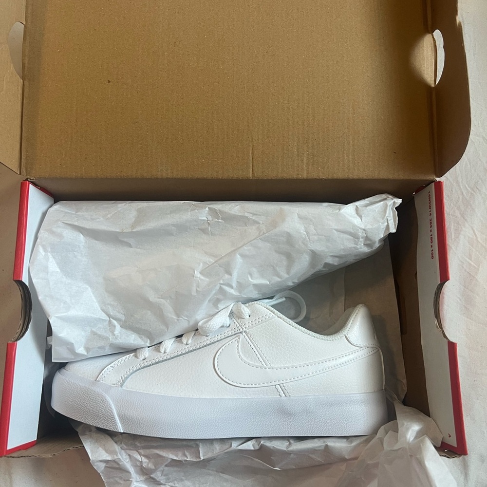 Nike White Classic Sneakers Timeless Design